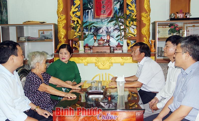 Ph&oacute; b&iacute; thư thường trực tỉnh ủy Trần Tuệ Hiền thăm, tặng qu&agrave; gia đ&igrave;nh ch&iacute;nh s&aacute;ch tại Phước Long