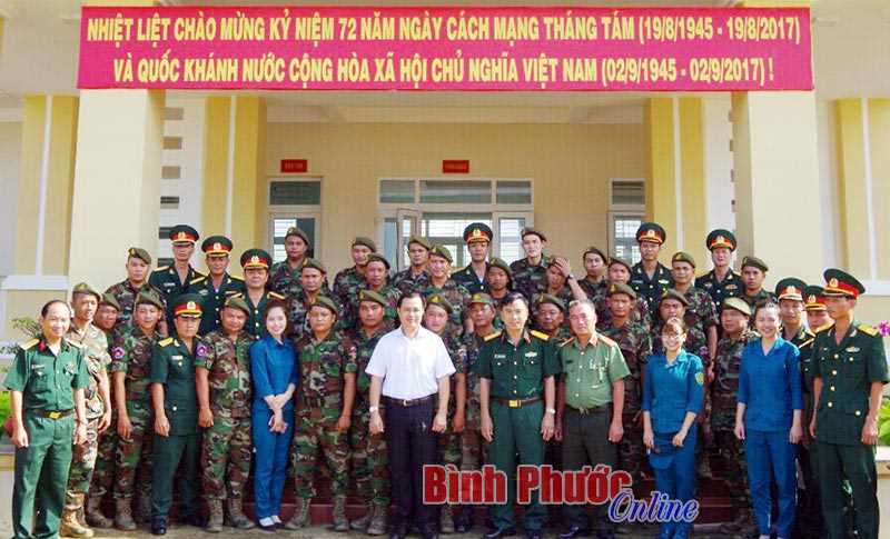 Tiểu khu qu&acirc;n sự tỉnh Kratie thăm huyện Ph&uacute; Riềng