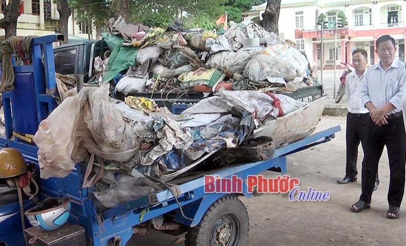 Xử phạt 2 xe ba g&aacute;c đổ trộm r&aacute;c thải 8 triệu đồng