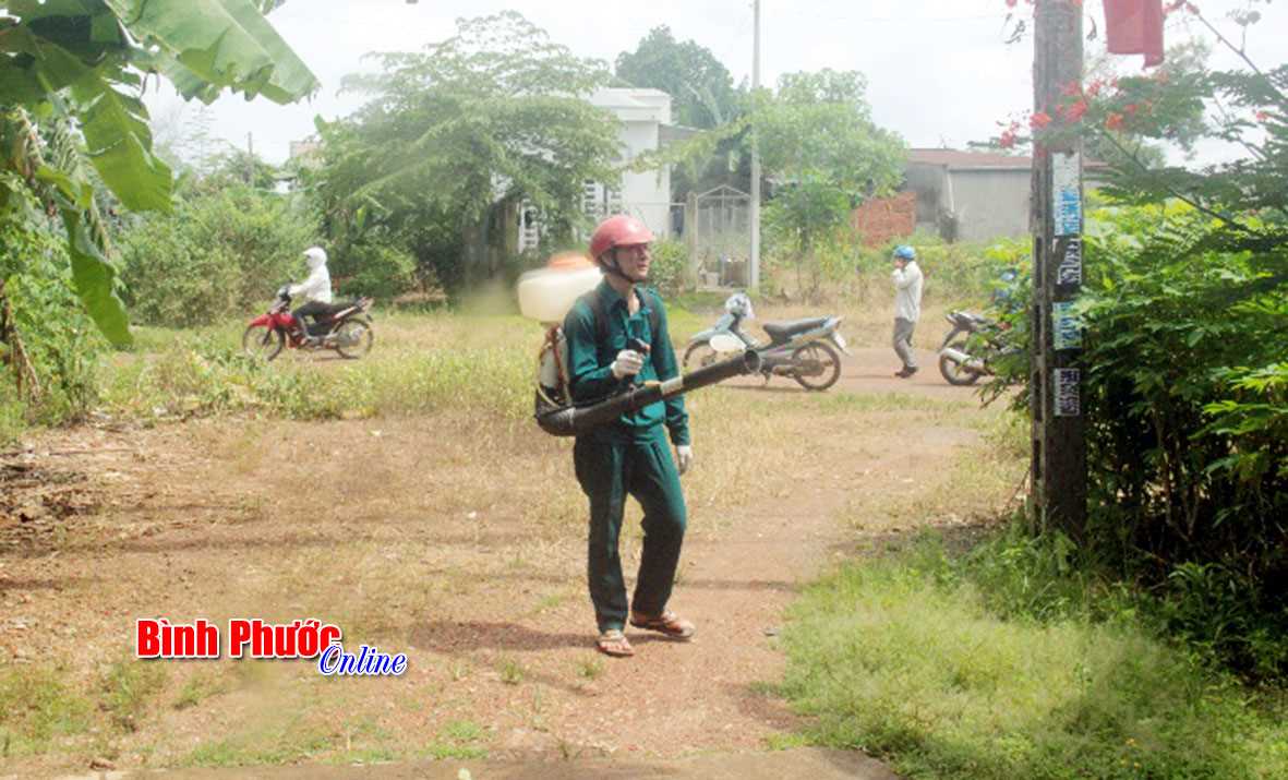 Phun thuốc phòng trừ sốt xuất huyết tại phường Tân Bình