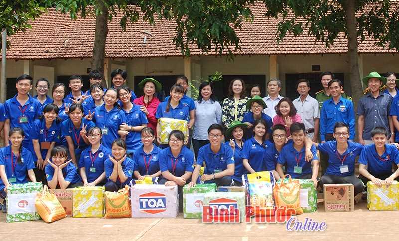 Thăm, tặng quà động viên sinh viên tình nguyện mùa hè xanh năm 2017