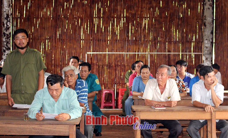 L&atilde;nh đạo UBMTTQVN tỉnh dự họp c&ugrave;ng Ban c&ocirc;ng t&aacute;c mặt trận ấp S&oacute;c Quả