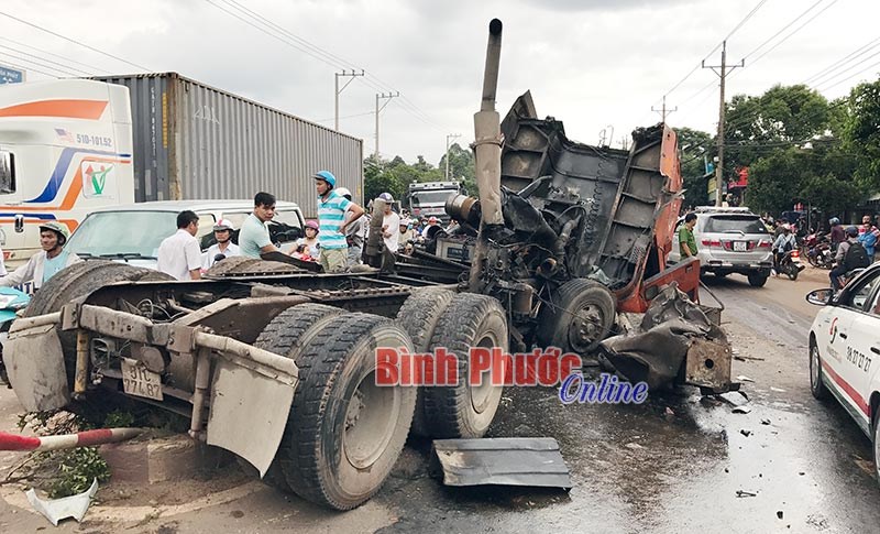 Tai nạn giao thông làm tắc đường ở Đồng Xoài