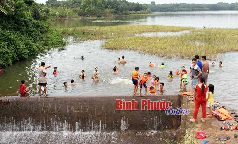 Tận dụng lợi thế, rèn luyện kỹ năng bơi cho trẻ