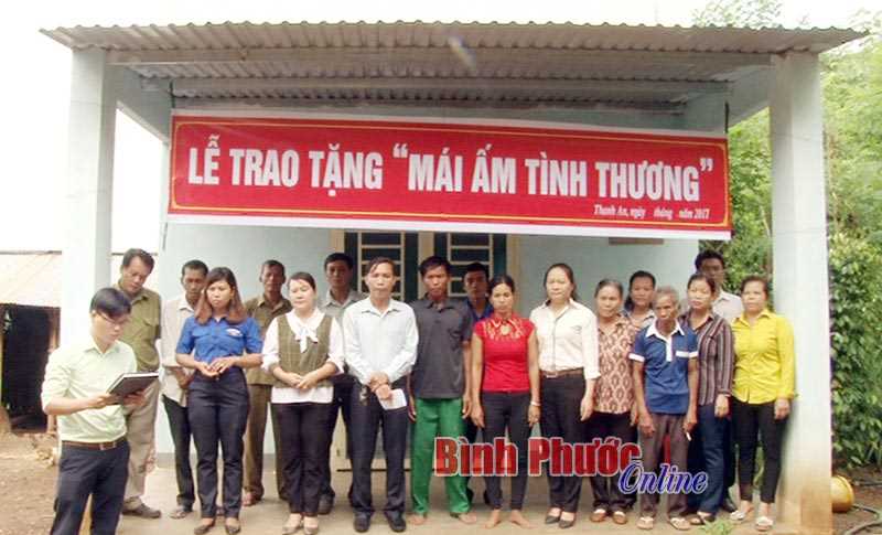 Hớn Quản: Trao tặng 3 căn nhà “Mái ấm tình thương”