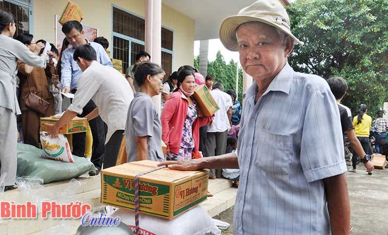 Hơn 500 phần quà tặng người nghèo Bình Long