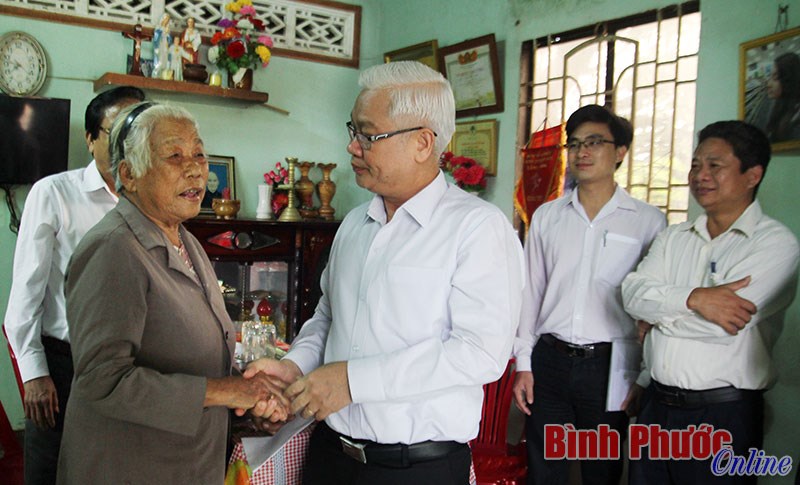 B&iacute; thư Tỉnh ủy Nguyễn Văn Lợi thăm v&agrave; tặng qu&agrave; gia đ&igrave;nh ch&iacute;nh s&aacute;ch tại Lộc Ninh