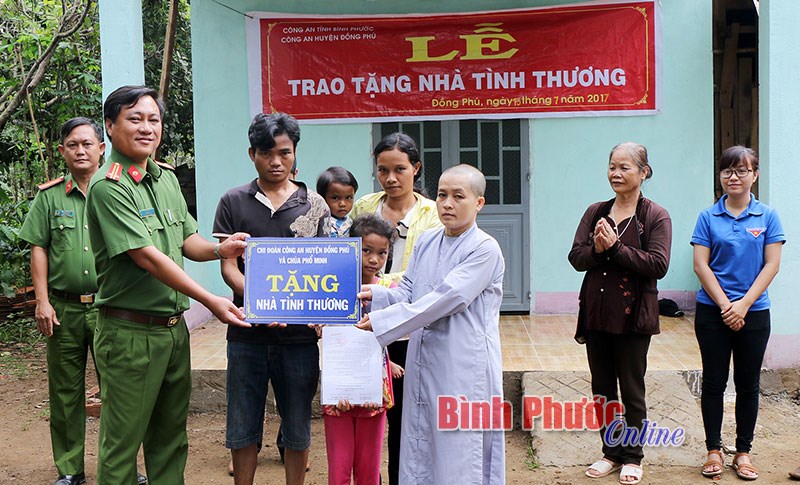 Công an Đồng Phú tặng quà và tuyên truyền pháp luật trong nhân dân