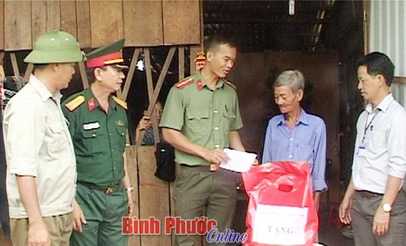 Thăm, tặng quà hộ dân bị lốc xoáy ở Bù Gia Mập