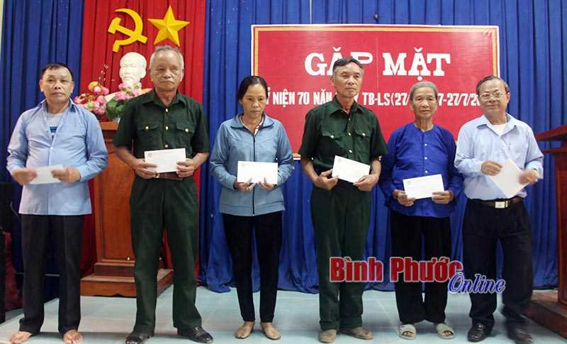 L&atilde;nh đạo tỉnh thăm, tặng qu&agrave; gia đ&igrave;nh ch&iacute;nh s&aacute;ch ở huyện B&ugrave; Đăng