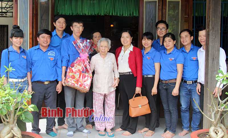 Thị x&atilde; Phước Long thăm v&agrave; tặng qu&agrave; gia đ&igrave;nh ch&iacute;nh s&aacute;ch, người c&oacute; c&ocirc;ng