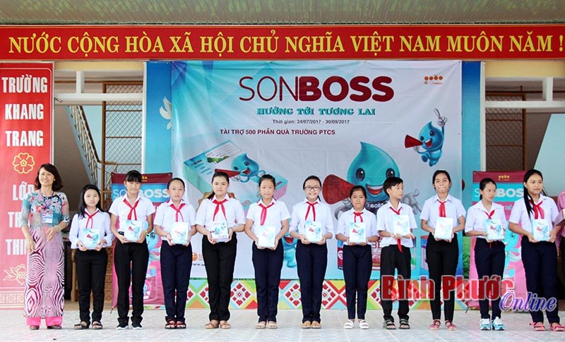 Tặng tập trắng cho học sinh khối lớp 6, Trường THCS T&acirc;n Ph&uacute;