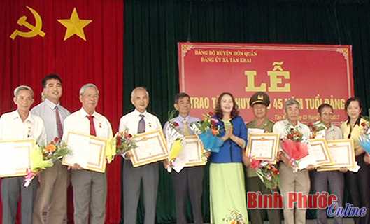 T&acirc;n Khai: 13 đồng ch&iacute; được trao Huy hiệu 45 năm tuổi đảng