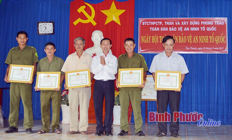 X&atilde; T&acirc;n Th&agrave;nh tổ chức ng&agrave;y hội to&agrave;n d&acirc;n bảo vệ an ninh Tổ quốc