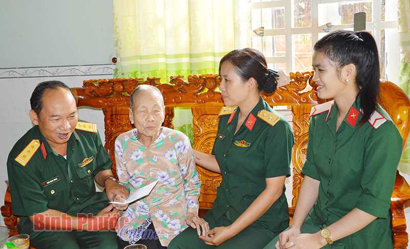 Thăm, tặng quà các Mẹ Việt Nam anh hùng