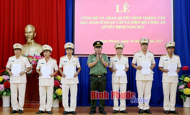 C&ocirc;ng an tỉnh: Trao quyết định thăng h&agrave;m sĩ quan cấp t&aacute; năm 2017
