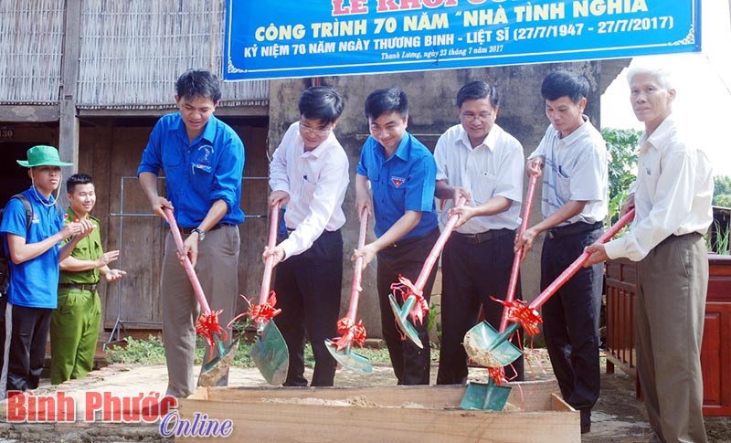&nbsp;&ldquo;Theo bước ch&acirc;n những người anh h&ugrave;ng&rdquo;