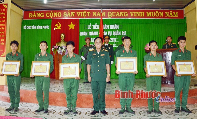 Tiễn 49 qu&acirc;n nh&acirc;n ho&agrave;n th&agrave;nh nghĩa vụ qu&acirc;n sự trở về địa phương