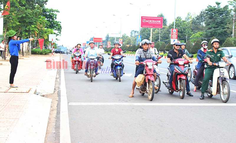 Thanh niên Bình Phước tham gia đứng chốt giao thông
