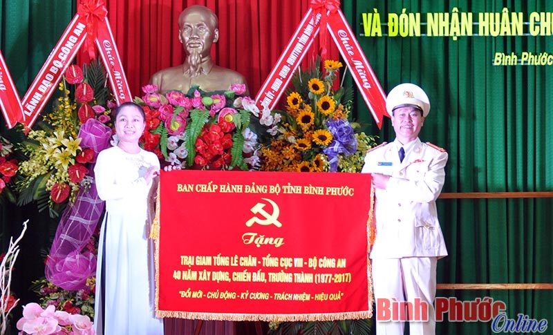 Trại giam Tống L&ecirc; Ch&acirc;n đ&oacute;n nhận Hu&acirc;n chương Bảo vệ Tổ quốc hạng Nhất