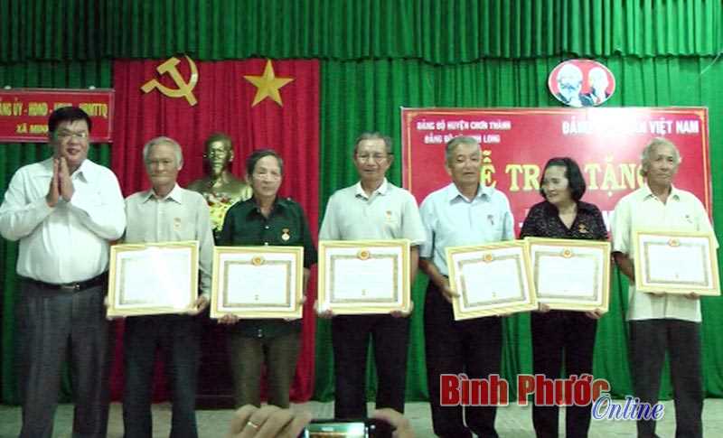 12 đảng vi&ecirc;n được trao tặng, truy tặng huy hiệu 40, 45, 55 tuổi đảng