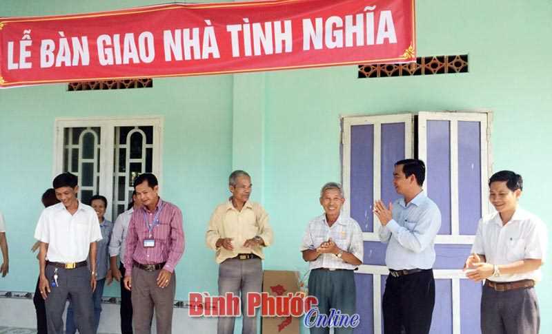 Trao nhà tình nghĩa cho đối tượng hoạt động cách mạng