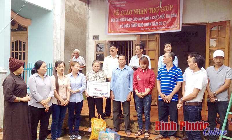 Giao trợ giúp nhân đạo cho nạn nhân da cam