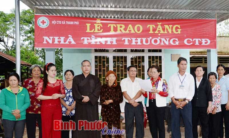 Trao nhà tình thương cho hộ nghèo