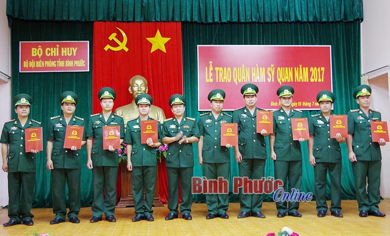 Trao qu&acirc;n h&agrave;m sĩ quan cao cấp năm 2017