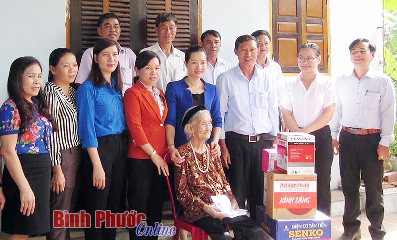 Trao tặng 2 nhà tình nghĩa cho thân nhân liệt sĩ