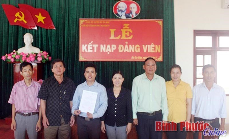 Thực trạng v&agrave; kh&oacute; khăn trong ph&aacute;t triển đảng vi&ecirc;n v&ugrave;ng n&ocirc;ng th&ocirc;n - B&agrave;i 1