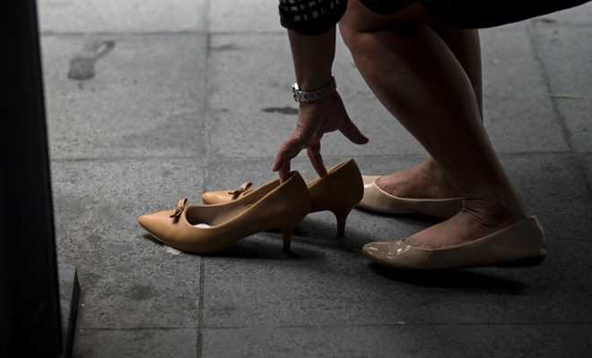 Philippines cấm bắt buộc nữ nhân viên mang giày cao gót tại công sở