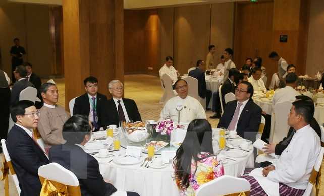 Tổng B&iacute; thư Nguyễn Ph&uacute; trọng gặp doanh nghiệp Việt Nam v&agrave; Myanmar