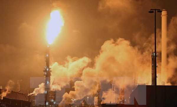 Nhà máy lọc dầu lớn nhất châu Âu phải đóng cửa vì hỏa hoạn