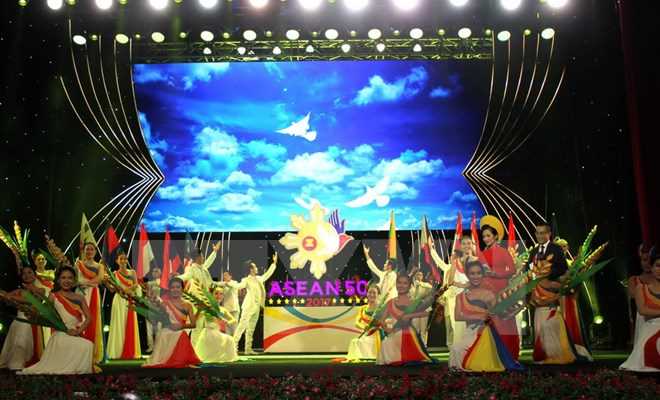 Kỷ niệm 50 năm ng&agrave;y th&agrave;nh lập ASEAN tại Th&agrave;nh phố Hồ Ch&iacute; Minh