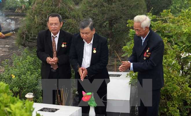 Tưởng niệm c&aacute;c chiến sỹ hy sinh ở Trại giam t&ugrave; binh Cộng sản Việt Nam