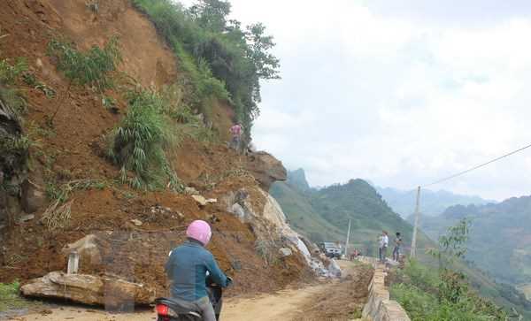 Mưa lũ và sạt lở đất làm 12 người chết, thiệt hại trên 20 tỷ đồng