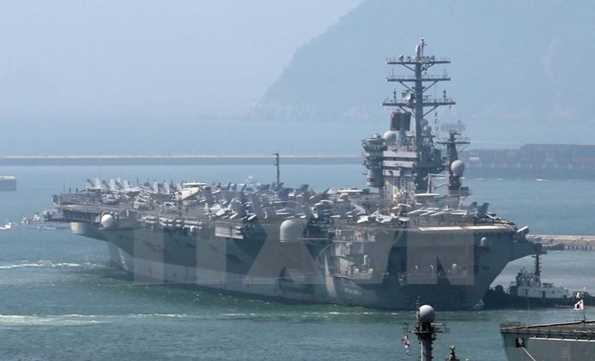 Máy bay không người lái của Iran tiến gần tàu sân bay Mỹ