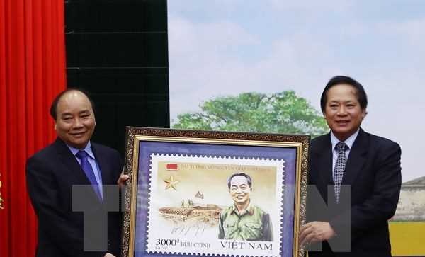 Thủ tướng k&yacute; ph&aacute;t h&agrave;nh Bộ tem đặc biệt Đại tướng V&otilde; Nguy&ecirc;n Gi&aacute;p