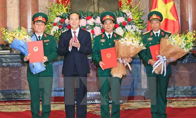 Chủ tịch nước trao quyết định thăng qu&acirc;n h&agrave;m cho c&aacute;c sỹ quan cấp cao