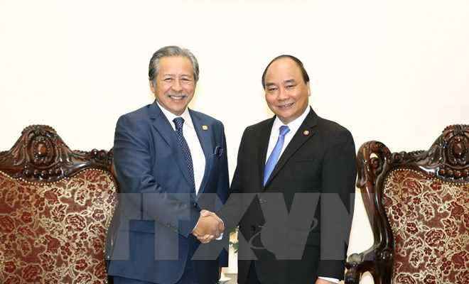 Thủ tướng Nguyễn Xu&acirc;n Ph&uacute;c tiếp Bộ trưởng Ngoại giao Malaysia