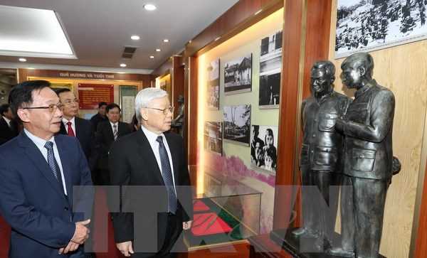 Tổng B&iacute; thư thắp hương tưởng niệm Đại tướng Nguyễn Ch&iacute; Thanh