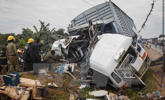 Xe tải đâm xe khách trên đường cao tốc làm 14 người thiệt mạng