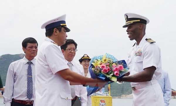 T&agrave;u khu trục Mỹ cập cảnh Cam Ranh tham gia giao lưu hải qu&acirc;n