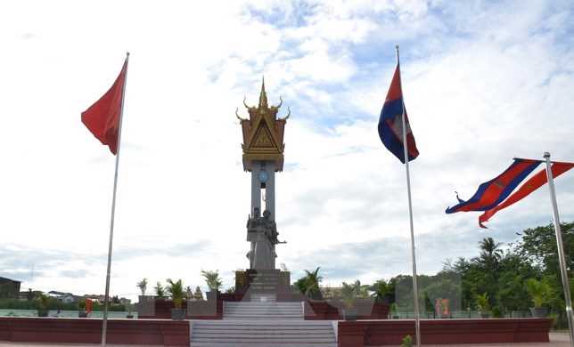 Kh&aacute;nh th&agrave;nh Tượng đ&agrave;i Hữu nghị Việt Nam - Campuchia tại tỉnh Battambang