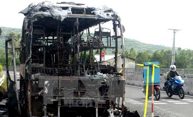 Xe giường nằm chở 18 người bất ngờ cháy rụi trong đêm