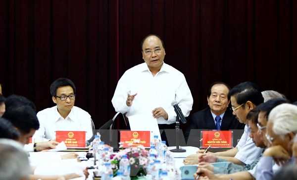 Thủ tướng lắng nghe t&acirc;m tư của đội ngũ s&aacute;ng t&aacute;c, biểu diễn văn nghệ