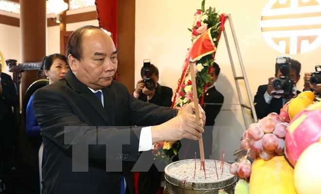 Thủ tướng Nguyễn Xu&acirc;n Ph&uacute;c d&acirc;ng hương tưởng nhớ B&aacute;c Hồ tại Th&aacute;i Lan