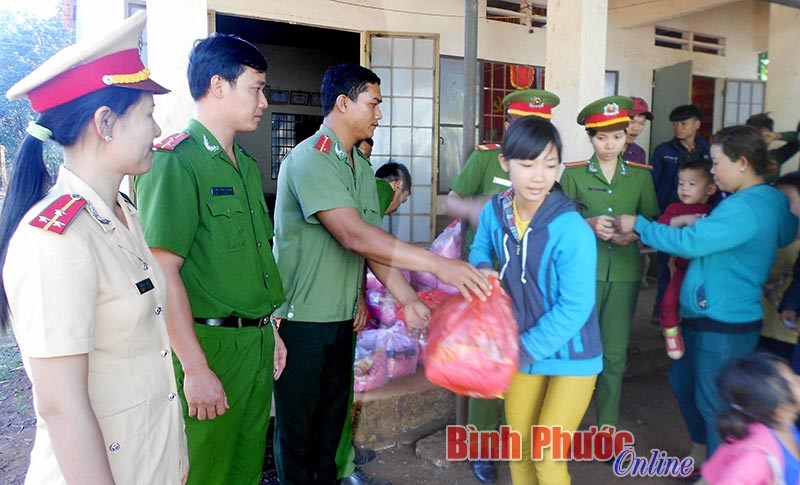 Tuổi trẻ C&ocirc;ng an Đồng Ph&uacute; v&igrave; nh&acirc;n d&acirc;n phục vụ