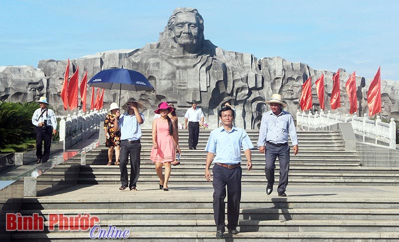 Tượng đ&agrave;i Mẹ Việt Nam anh h&ugrave;ng tr&ecirc;n đất Quảng Nam